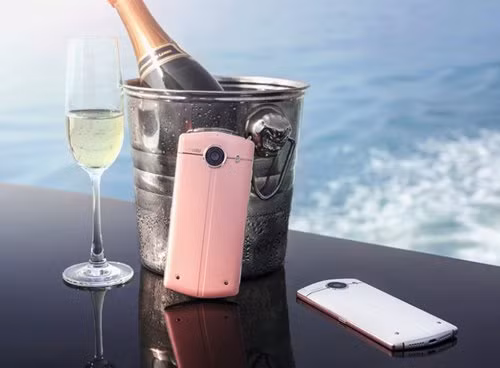 Nếu yêu thích “siêu smartphone selfie” - V4, bạn có thể thoải mái lựa chọn các phiên bản màu hồng, trắng hoặc màu xanh lá cây với giá 548 USD (tương đương 12,45 triệu đồng). Giá của V4s rẻ hơn khá nhiều – 376 USD (8,54 triệu đồng). Hiện cặp điện thoại này chỉ được bán tại thị trường Trung Quốc.