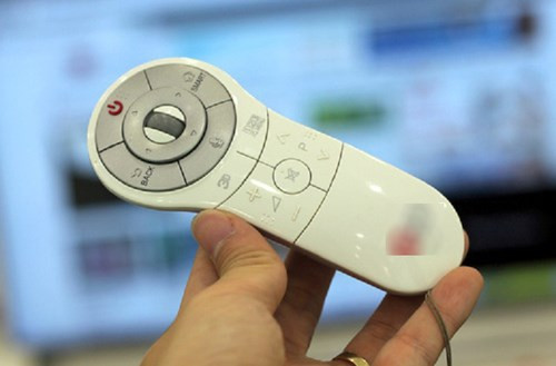 Một số loại smart tivi dùng điều khiển loại cảm ứng giống touchpad của laptop nhưng bất tiện ở việc chuyển kênh, pin điều khiển không được lâu.