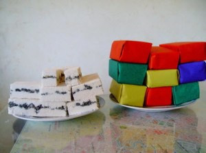  Bánh khảo: Bánh khảo có lẽ là một thứ lương khô của người Tày, Nùng ở Cao Bằng. Bánh khảo thường được làm vào dịp Tết. Có thể để lâu không mốc, thiu, nên với phong tục đón Tết trong những ngày xuân dài, thì khi nào trong nhà còn bánh khảo, thì chừng đó vẫn còn là Tết. 