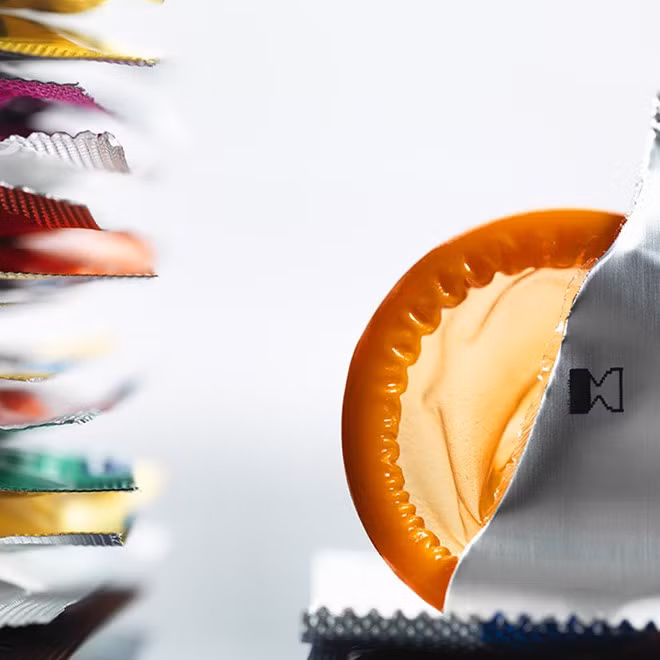 Theo Prevention, chất bôi trơn hỗ trợ quan hệ tình dục nếu dùng nhiều sẽ ảnh hưởng đến sức khỏe vùng kín của chị em phụ nữ. Nhiều nghiên cứu cho thấy, phụ nữ là đối tượng thường bị dị ứng bao cao suhơn nam giới. Những triệu chứng dị ứng này biểu hiện khác nhau theo từng trường hợp, có thể xảy ra sau một vài phút hoặc một vài giờ khi có tiếp xúc với bao cao su.