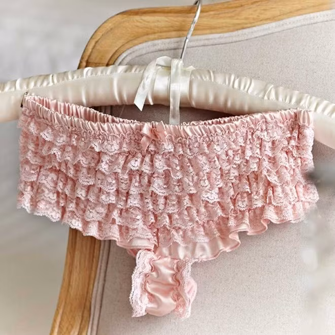 Quần jean bó sát sẽ giữ mồ hôi và không có sự thông thoáng, giúp cho vi khuẩn sinh sôi. Bên cạnh đó, mặc quần quá bó cũng dễ gây xung huyết vùng chậu, môi trường quanh vùng "tam giác mật" bị bít kín khiến nấm và vi khuẩn dễ sinh sôi nảy nở, tăng tần suất mắc bệnh vùng kín của các chị em lên gấp đôi.