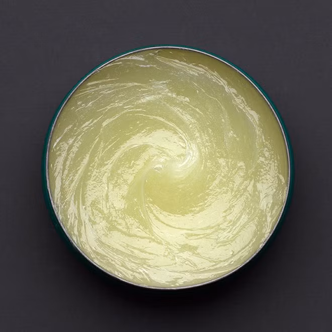 Giống như một số vùng trên cơ thể, khu vực da xung quanh "cô bé" cũng có thể bị khô ngay cả khi bạn chưa vào thời kỳ mãn kinh. Những lúc này, không nên sử dụng ngay kem dưỡng ẩm cơ thể thông thường, hãy dùng vaseline vì chúng không chứa cồn và hương liệu.