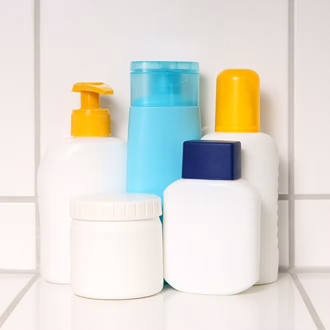 "Cô bé" luôn tiết ra dịch nhày để bảo vệ làn da mỏng manh không bị tổn thương vì ma sát với lớp quần áo hàng ngày. Việc sử dụng dung dịch vệ sinh hàng ngày dễ làm vùng kín trở nên khô, ngứa. Tệ hơn, những loại vi khuẩn có lợi đồng thời cũng bị loại bỏ, độ pH chuẩn của vùng kín mất cân bằng khi rửa những chất này. Vì vậy, để "cô bé" luôn khỏe và sạch, hãy vệ sinh nhẹ nhàng bằng nước ấm hàng ngày và dùng khăn bông lau khô.