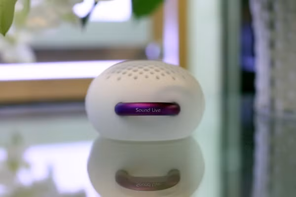 Chiếc loa trắng tinh với quai cầm màu tím khiến nó trông như một chiếc bánh ngọt ngào.