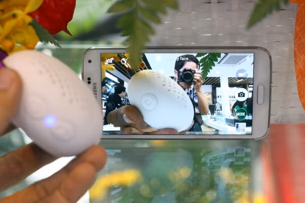 Loa đang kết nối với điện thoại, và có thể chụp ảnh bằng nút tích hợp sẵn trên loa mà không cần chạm vào điện thoại.