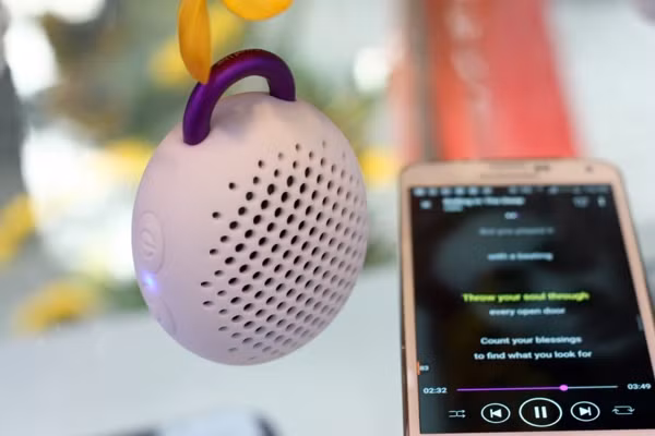 Loa được đặt ở hai mặt nên phát âm thanh 360 độ.