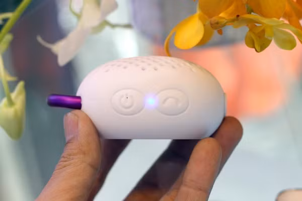 Đèn nguồn phát sáng cho biết loa đang kết nối và phát nhạc.