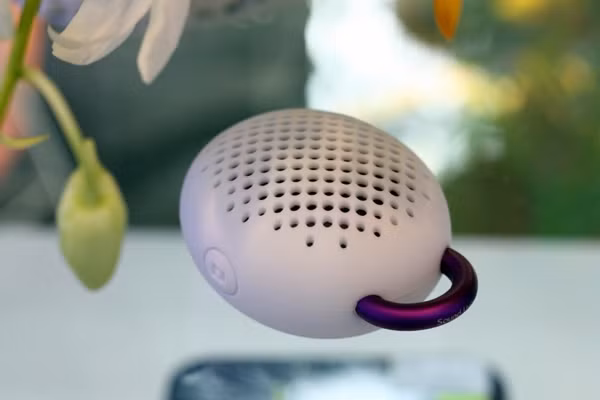 Chiếc loa di động nhỏ xíu này có thể đặt lên bàn ở nhiều vị trí khác nhau, đứng hoặc nằm.