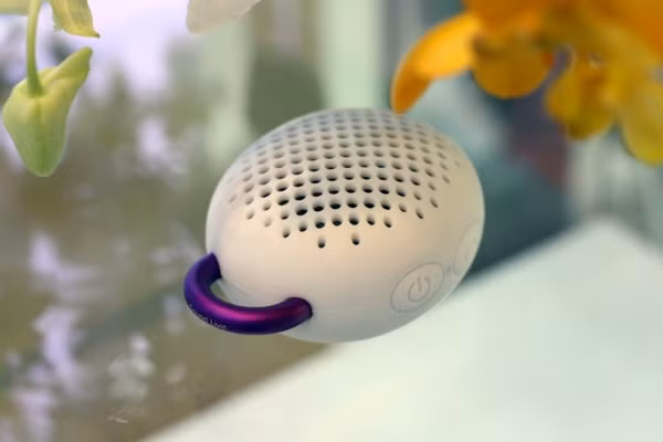  Loa di động Divoom Bluetune Bean có ngoại hình xin xắn, nhỏ như một chiếc bánh ngọt nhưng lại được trang bị khá nhiều chức năng thú vị bên cạnh là một chiếc loa có chất lượng âm thanh chấp nhận được.