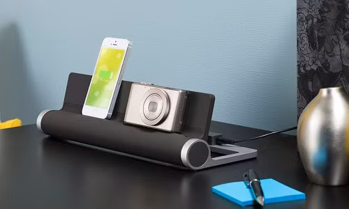  6. Bộ sạc Converge 4 cổng. Converge được sản xuất để sạc 4 thiết bị điện tử cùng lúc (điện thoại, máy tính bảng hoặc máy ảnh...). Converge có sẵn các mày xanh, hồng, trắng đen, được thiết kế để giấu đi những đoạn dây treo rắc rối khi cắm sạc.