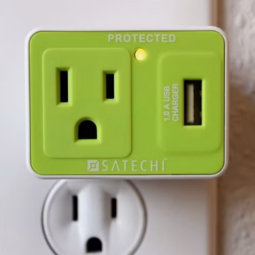  9. Satechi tăng cường bảo vệ cùng bộ sạc. Satechi có hình dáng thiết kế dễ thương, đồng thời có khả năng tăng cường mức độ bảo vệ các thiết bị với bộ sạc USB 1 ampe tích hợp trong đó. Cả hai cổng sạc USB và các thiết bị nối với bộ sạc được bảo vệ khỏi vấn đề điện năng tăng đột biến.