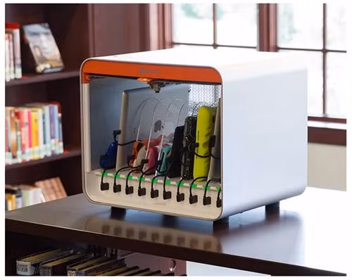  1. Griffin MultiDock. Loại máy sạc USB cho smartphone này có 10 cổng ra USB công nghệ cao, vì thế, bạn có thể vừa sạc, đồng bộ hóa và lưu trữ 10 thiết bị cùng lúc. Hơn nữa các cổng sạc cao cấp của Griffin phát hiện đặc điểm của thiết bị cần sạc để từ đó điều chỉnh dòng điện sao cho phù hợp với thiết bị.