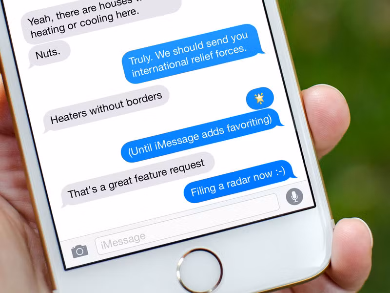  5. Gọi mọi người từ iMessage. Sau khi đã quen và thích dùng 3D Touch, bạn sẽ thấy tính năng này cực kỳ tiện. Nó sẽ cung cấp cho bạn một loạt thao tác tắt (shortcuts) cũng như tính năng siêu tiện khác, chẳng hạn như với iMessage, nếu như bạn muốn gọi cho một ai đó trong danh bạ thay vì chỉ nhắn tin, bạn chỉ việc ấn mạnh vào ảnh đại diện của người đó. Các lựa chọn gọi, nhắn tin hoặc đàm thoại 2G thông thường sẽ hiện ra để bạn lựa chọn. 