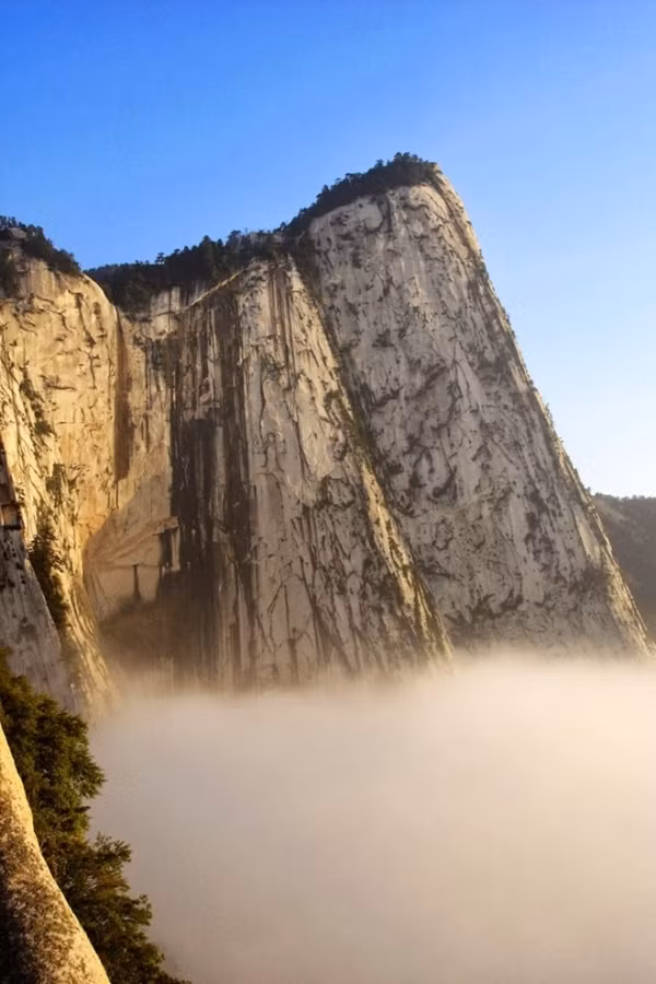  Chính bởi địa hình khúc khuỷu, hiểm trở của những ngọn núi, mà Kim Dung đã chọn nơi đây để tìm ra Đệ nhất võ lâm Trung Nguyên. Chỉ có những vị anh hùng sở hữu võ nghệ cao thâm, mới có thể vượt qua những dãy núi hiểm trở này, để lên đến đỉnh núi. 