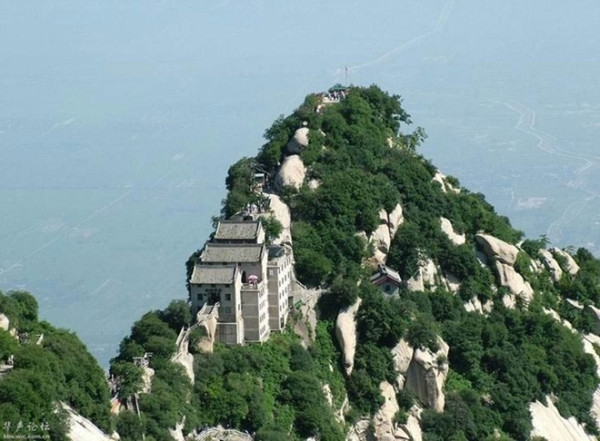  Nếu là tín đồ của phim kiếm hiệp Kim Dung, nhắc đến Hoa Sơn, chắc chắn bạn sẽ không thể quên được những lần luận kiếm của Đông tà Hoàng Dược Sư, Tây độc Âu Dương Phong, hay Bắc cái Hồng Thất Công, trong Anh Hùng Xạ Điêu. Hoa Sơn không chỉ là địa điểm luận kiếm của các vị anh hùng, nơi đây còn là địa điểm để kết giao tình bằng hữu, giữa Âu Dương Phong với Hồng Thất Công trong bộ Thần ĐIêu Hiệp Lữ. 