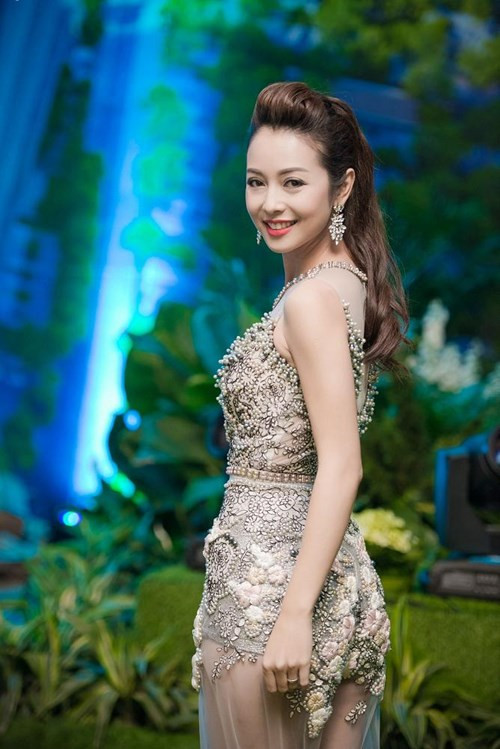 Mặc dù đã trải qua hai lần sinh nở nhưng người đẹp vẫn khiến người đối diện ngưỡng mộ với vóc dáng săn chắc và quyến rũ.