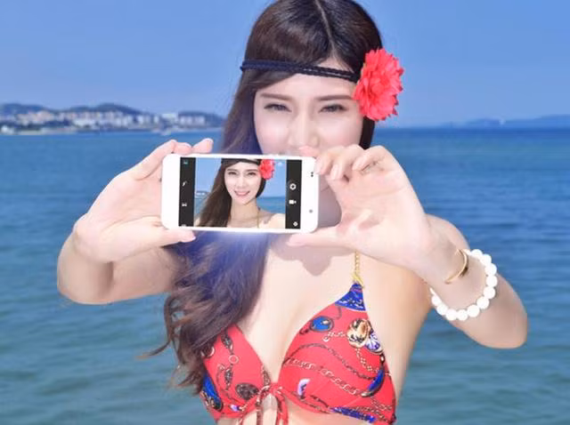 Ngam “tien nu bikini” tao dang cung smartphone-Hinh-3