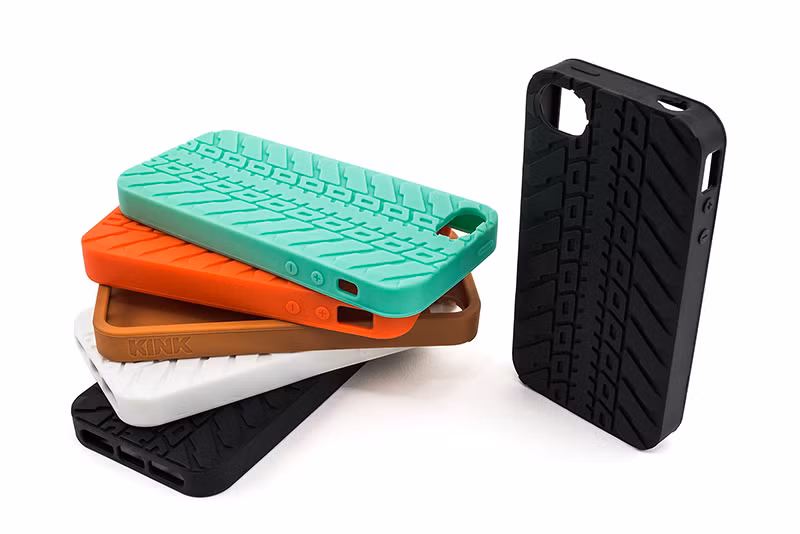  Dùng ốp lưng khi sạc pin thiết bị. Bên cạnh tác dụng bảo vệ hay trang trí, trong một vài trường hợp, những chiếc ốp lưng lại chính là nguyên nhân chủ yếu dẫn đến tình trạng pin iPhone nhanh chóng xuống cấp. Lý do là bởi, nếu bạn dùng ốp lưng khi đang sạc, lượng nhiệt tỏa ra từ máy sẽ không thoát ra được mà bị giữ lại ở bên trong ốp và lan tỏa ngược lại vào máy. Sau đó, chính chúng sẽ gây ảnh hưởng tới độ bền của pin.Cách khắc phục: Thường xuyên kiểm tra máy trong quá trình sạc pin. Nếu thấy điện thoại quá nóng, hãy nhanh chóng tháo bỏ ốp để nhiệt lượng được toả ra ngoài. 