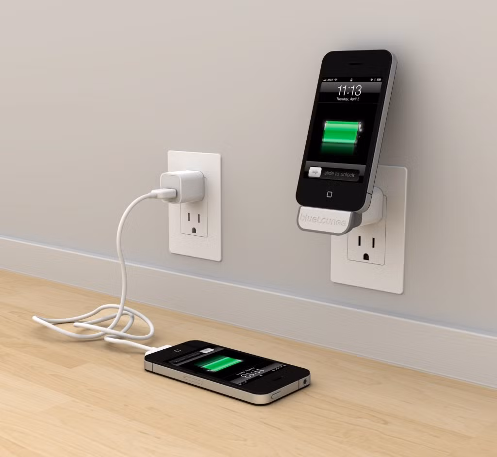  Sạc bất cứ khi nào có thể. Theo Battery University, pin điện thoại sẽ tốt hơn nếu bạn sạc thường xuyên hơn trong ngày, thay vì dùng gần cạn rồi mới sạc đầy. Hãy sạc pin khi điện thoại hết khoảng 10% (nếu bạn có thể) là thói quen tốt nhất. Hiển nhiên, việc này là không thực tế đối với hầu hết mọi người. Chính vì thế, bạn nên sạc điện thoại bất cứ khi nào có thể. Việc cắm sạc nhiều lần một ngày không ảnh hưởng gì tới pin điện thoại cả. 