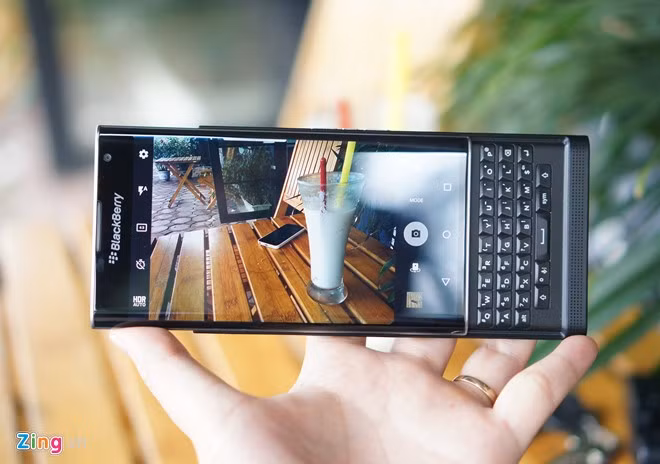 Camera 18 megapixel của Priv chụp khá ấn tượng với độ chi tiết cao. Tuy nhiên, tốc độ lưu ảnh chỉ ở mức trung bình. Người dùng có thể chỉnh bù trừ sáng (EV) ngay trên giao diện chụp ảnh chính.