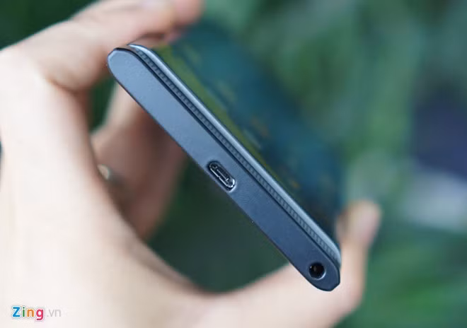 Cạnh dưới là jack cắm tai nghe và cổng microUSB. Về cấu hình, BlackBerry Priv sở hữu những thông số tương đồng với nhiều siêu phẩm hiện nay: chip Snapdragon 808, RAM 3 GB, màn hình 5,4 inch Quad HD và pin dung lượng 3.410 mAh.