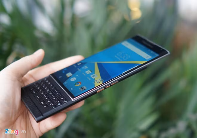 Khi trượt, máy để lộ ra phần bàn phím vật lý, vốn là đặc trưng của các dòng điện thoại BlackBerry. Cũng giống như bàn phím của Passport, bàn phím này có trang bị cảm ứng cho các thao tác trượt dọc hoặc trượt ngay. Điều này đồng nghĩa, khi đọc sách hoặc lướt web, người dùng chỉ cần trượt phần bên dưới, không cần chạm tay vào màn hình. Đây là một tính năng tiện lợi bởi khi trượt, máy sẽ rất dài và khó sử dụng các thao tác trên màn hình.