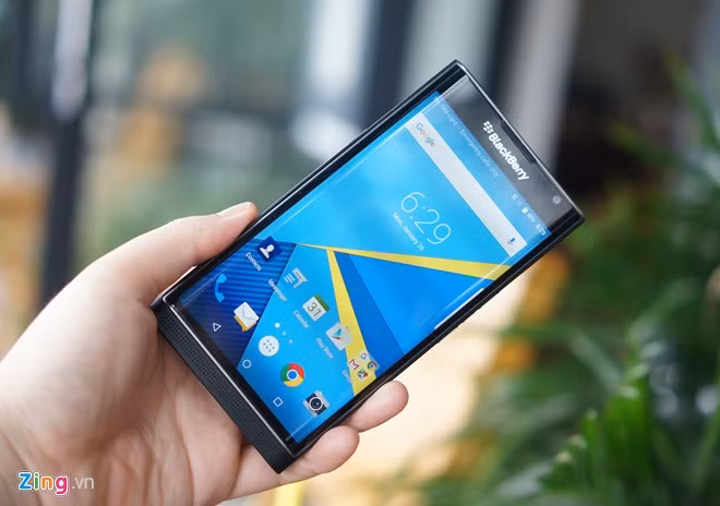 Ấn tượng đầu tiên sản phẩm này để lại là một chiếc máy sexy, không quá dày và nặng nề. Phần viền màn hình của máy được làm cong giống dòng Edge của Samsung nhưng cong ít hơn. BlackBerry Priv khá dễ cầm nắm.