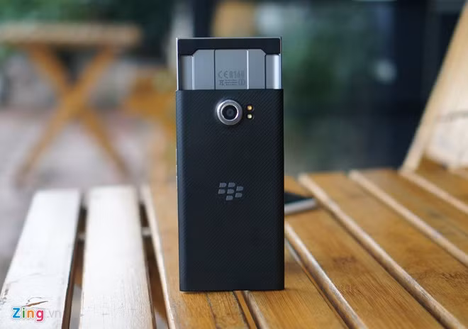 Chưa chính thức ra mắt thị trường nhưng điện thoại BlackBerry Priv đã có mặt tại Việt Nam. Đây là phiên bản thử nghiệm nhưng theo đại diện BlackBerry Việt Nam, độ hoàn thiện của máy ở mức rất cao, gần như là máy chính thức.