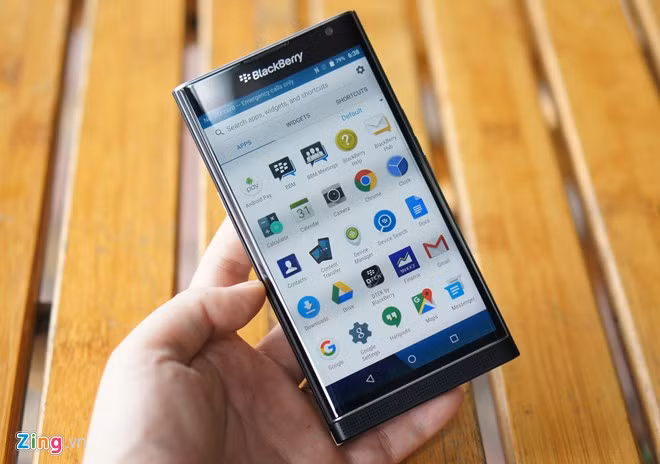 Thanh app draw của Priv mang đặc trưng của bản Android 5.x từ Google. Tuy nhiên, hãng bổ sung thêm một vài ứng dụng đặc trưng như BBM, BlackBerry Hub, tính năng bảo mật DTEK. BlackBerry gọi đây là chiếc smartphone Android bảo mật nhất thế giới. Một tính năng nhỏ nhưng khá hay trên Priv là người dùng có thể chạm vào nút Home ảo, sau đó vuốt chéo sang trái để truy cập nhanh phần tìm kiếm, vuốt sang phải để vào BlackBerry Hub. Khi vuốt thẳng, máy sẽ mở Google Now như các model chạy Android thông thường.