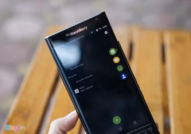 Model này cũng trang bị tính năng gần giống với Edge Screen trên dòng Edge của Samsung. Vuốt từ phải sang trái, máy sẽ hiện lên một màn hình, cho phép truy cập nhanh vào lịch, BlackBerry Hub hoặc danh bạ. Người dùng có thể bổ sung những ứng dụng mình thích vào màn hình này.