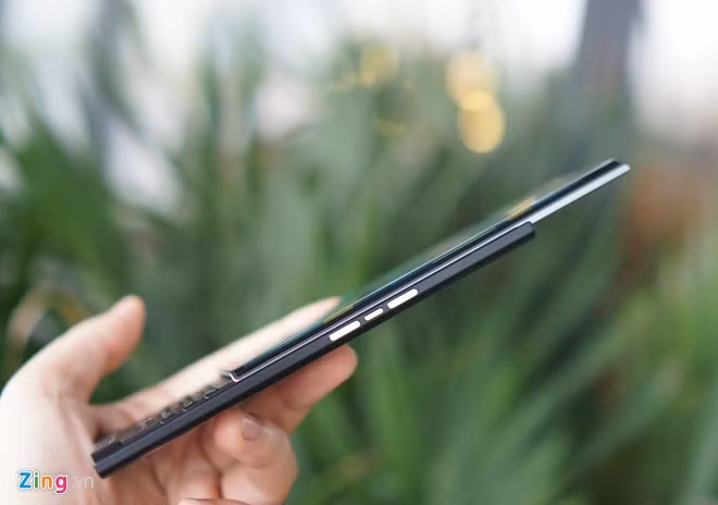 Điểm đáng chú ý nhất của máy chính là phần màn hình có thể trượt lên trên, gợi nhớ về những chiếc điện thoại nắp trượt ngày xưa. Cơ chế trượt của Priv khá giống với các dòng máy trước đây. Người dùng chạm nhẹ vào phần đáy màn hình và đẩy lên. Máy trượt rất mượt.