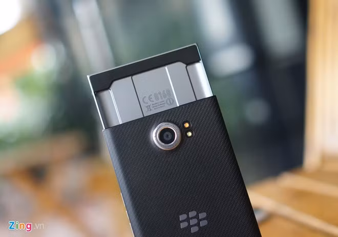 Priv dùng camera sau 18 megapixel, thiết kế lồi với đèn flash kép. Mặt lưng của máy được làm hơi mịn, tạo cảm giác êm tay. Đây cũng là một trong những nét thiết kế đặc trưng của smartphone BlackBerry. Khi trượt màn hình, phần lưng bằng nhôm của máy sẽ nhô lên như thế này.