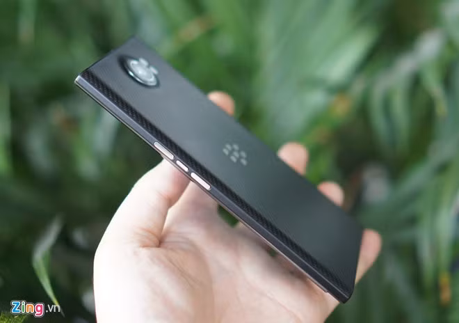 Cạnh phải có nút tăng giảm âm lượng và nút chỉnh nhanh các chế độ âm thanh.