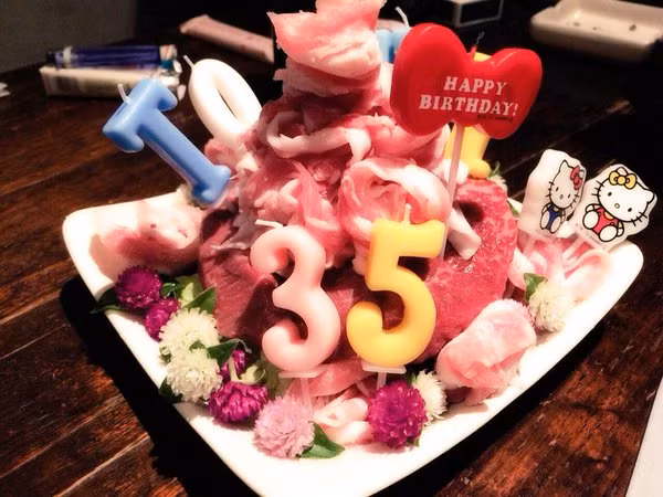 ... hay 35 tuổi, ai cũng thích tổ chức sinh nhật với "bánh thịt".