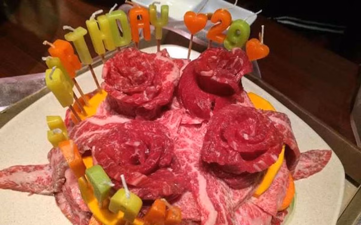 Trào lưu này xuất hiện từ Hội những người yêu thịt và Hội những người ăn kiêng kiểu low-carb tại Nhật. Những hội này có điểm chung là ăn rất ít tinh bột và đường, chủ yếu là ăn thịt. Vì vậy, món bánh gato từ thịt tươi được ra đời từ đây. Ảnh: Một số mẫu có "thiết kế" phức tạp hơn khi được xếp thành hình bông hoa.