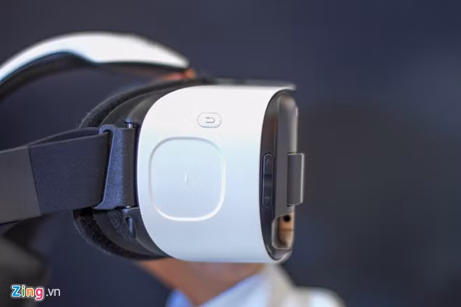 Cạnh phải làtrackpad để điều hướng tương tự trên máy tính, phím Back ở phía trên, hai phím tăng giảm âm lượng được thiết kế khá mảnh. Các thao tác trên Gear VR cho tốc độ phản hồi nhanh và chính xác.