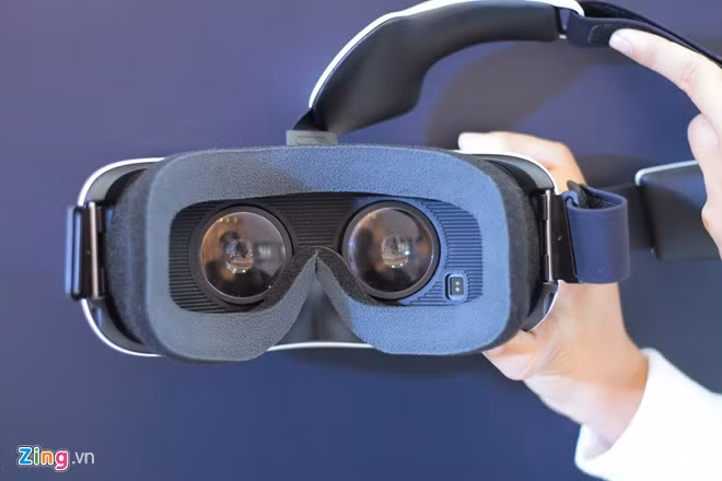 Cảm biến được đặt bên dưới thấu kính phải cho phép màn hình tự động mở khi đeo kính và tự tắt khi bỏ kính ra. Phần đệm được làm khá dày, êm và đem lại cảm giác dễ chịu kể cả khi dùng lâu.