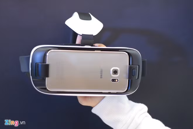 Mẫu kính thực tế ảo Gear VR mà Samsung đem về Việt Nam lần này có thể tương thích với bộ đôi Galaxy S6 và S6 Edge.