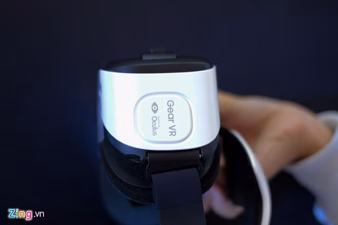 Cạnh trái là tên sản phẩm, Gear VR sử dụng công nghệ của Oculus - công ty thuộc Facebook. Bên cạnh các nội dung tải về trênOculus, người dùng cũng có thể mua thêm các trò chơi, phim từ bên thứ 3.