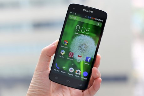  5. Philips i908 (4.590.000đ). Cấu hình trang bị cho Philips i908 cũng rất tốt với vi xử lý MediaTek MT6592 tám nhân 1,7GHz, RAM 2GB, 16Gb bộ nhớ trong và hỗ trợ thẻ nhớ gắn ngoài. Camera sau 13MP và trước 5MP đem lại những bức ảnh chi tiết, giàu màu sắc, đặc biệt khi hiển thị trên màn hình độ phân giải cao mà máy trang bị. Thời lượng sử dụng pin cùng là một điều đáng nể khi máy sử dụng viên pin 3.000 mAh. Gây bất ngờ trong phân khúc, Philips i908 mang tới cho người dùng một màn hình 5 inch độ phân giải Full HD (1.920 x 1.080 pixel) đầy mịn màng và vô cùng chi tiết trong các hình ảnh hiển thị. Có lẽ đây là mức giá mà sẽ còn rất lâu nữa các nhà sản xuất tên tuổi như Samsung, Microsoft, LG mới dám trang bị cho các sản phẩm của mình. 