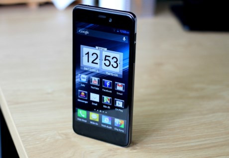  10. Q-Smart Dream SI. Dream SI là chiếc smartphone đầu tiên của Q-Mobile được trang bị màn hình 5 inch độ phân giải Full HD (1080 x 1920 pixels - 441ppi) giúp hình ảnh hiển thị đẹp và mịn màng. Với thông số điểm ảnh vừa nêu thì Q-Smart Dream SI đã vượt qua cả màn hình Retina của Apple iPhone 5 (326ppi) và ngang bằng về độ nét với Samsung Galaxy S4 (441ppi). Đặc biệt, máy sử dụng camera trước 3MP, camera sau có độ phân giải “khủng” 13MP đem đến chất lượng ảnh chụp và video siêu nét với bộ lọc thấu kính 5 lớp chống lóa, cho màu sắc trung thực nhất. Camera này còn được tích hợp tính năng lấy nét tự động, nhận diện khuôn mặt và chụp hình với sự hỗ trợ của đèn LED Flash kép. Giá tham khảo: khoảng 4,79 triệu đồng.