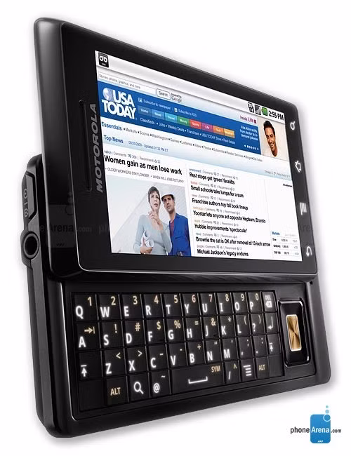  8. Motorola Droid. Có tên gọi khác là Milestone, sản phẩm này được biết đến như là đối thủ Android đầu tiên có thể so sánh ngang tầm với iPhone tại Mỹ. Ở thời điểm năm 2009, iPhone được phân phối độc quyền qua nhà mạng AT&amp;T, vì vậy kình địch Verizon đã quyết định chọn Motorola Droid làm đối trọng. Một chiến dịch tiếp thị quy mô lớn đã được tung ra, nhấn mạnh vào các ưu điểm của Droid so với iPhone, chẳng hạn như khả năng đa nhiệm, màn hình lớn. Tất nhiên, Droid cũng sở hữu một bàn phím QWERTY trượt hoàn hảo. Những điều này đã khiến một lượng lớn người dùng yêu thích smartphone của Motorola.