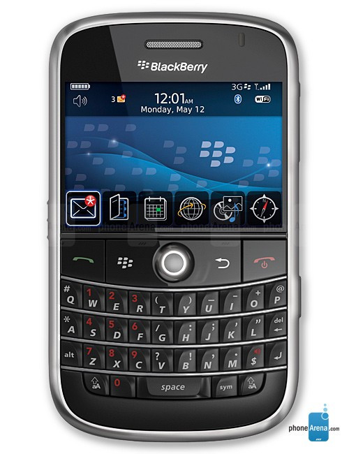  4. BlackBerry Bold 9000. Đây là thiết bị thông minh được BlackBerry (khi đó là RIM - nhà sản xuất smartphone hàng đầu thế giới) giới thiệu vào năm 2008. Bold 9000 có màn hình 2,6 inch độ phân giải 480 x 320 pixel nhưng không hỗ trợ cảm ứng. Bù lại, máy có bàn phím QWERTY vật lí thuộc loại tốt nhất từ trước đến nay, kích thước vừa phải và rất dễ sử dụng. Các tính năng khác của BlackBerry Bold 9000 bao gồm trackball dùng để điều hướng, kết nối 3G, Wi-Fi, GPS, RAM 128 MB, bộ nhớ trong 1 GB, vi xử lý 624 MHz và camera sau 2 MP kèm đèn flash.