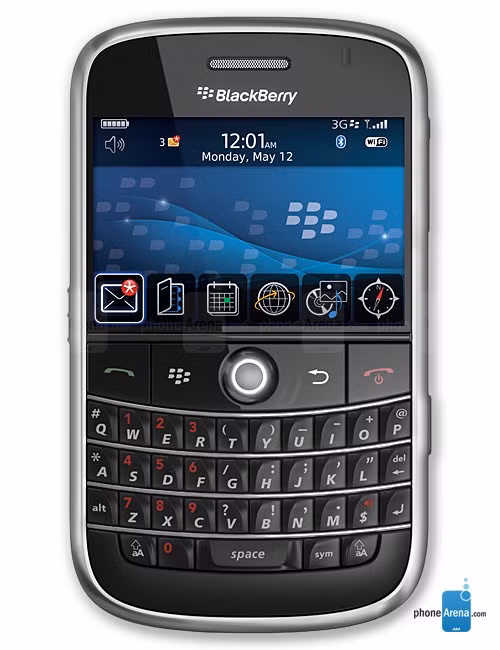  4. BlackBerry Bold 9000. Đây là thiết bị thông minh được BlackBerry (khi đó là RIM - nhà sản xuất smartphone hàng đầu thế giới) giới thiệu vào năm 2008. Bold 9000 có màn hình 2,6 inch độ phân giải 480 x 320 pixel nhưng không hỗ trợ cảm ứng. Bù lại, máy có bàn phím QWERTY vật lí thuộc loại tốt nhất từ trước đến nay, kích thước vừa phải và rất dễ sử dụng. Các tính năng khác của BlackBerry Bold 9000 bao gồm trackball dùng để điều hướng, kết nối 3G, Wi-Fi, GPS, RAM 128 MB, bộ nhớ trong 1 GB, vi xử lý 624 MHz và camera sau 2 MP kèm đèn flash.