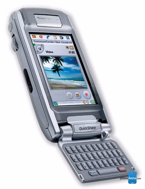  1. Sony Ericsson P910. Hơn 10 năm trước, chính xác là vào năm 2004, liên minh Sony Ericsson đã công bố chiếc smartphone cao cấp P910. Thiết bị này chạy trên nền tảng Symbian UIQ, màn hình cảm ứng điện trở 2,9 inch, độ phân giải 208 x 320 pixel, kèm bút stylus, camera VGA phía sau và pin 1.000 mAh. Sony Ericsson P910 mang một số tính năng nổi bật so với thời bấy giờ như bộ nhớ trong 64 MB, hỗ trợ thẻ nhớ ngoài, duyệt web HTML. Đặc biệt, Sony Ericsson P910 có bàn phím QWERTY gập vào trong với kích thước đầy đủ.