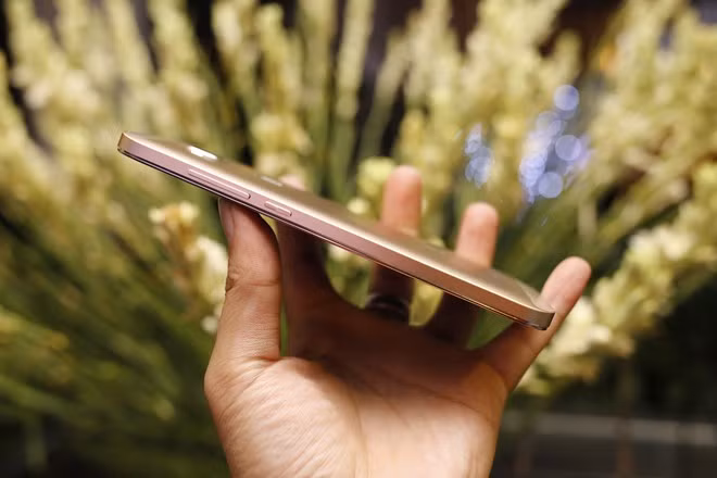 Model cho cảm giác cầm khá đầm và bám tay.