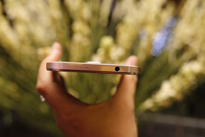 Cạnh trên máy có hai dải nhựa làm ăng-ten. Máy dày 7,5 mm, nặng 167 gram.