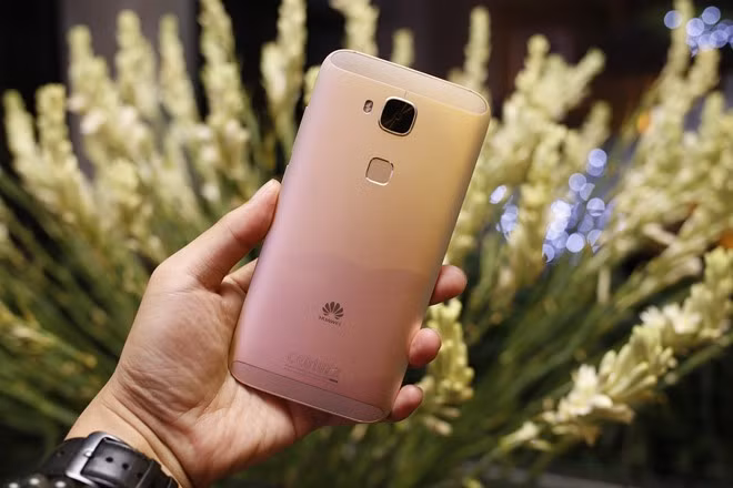 Trải qua nhiều bước gia công như cắt CNC, đánh bóng, chà nhám, phun cát, độ hoàn thiện của máy khá tốt so với các đối thủ ngang tầm. Mặt lưng máy có cụm cảm biến vân tay giúp người dùng mở khoá, chụp ảnh, nhận cuộc gọi, tắt báo thức.