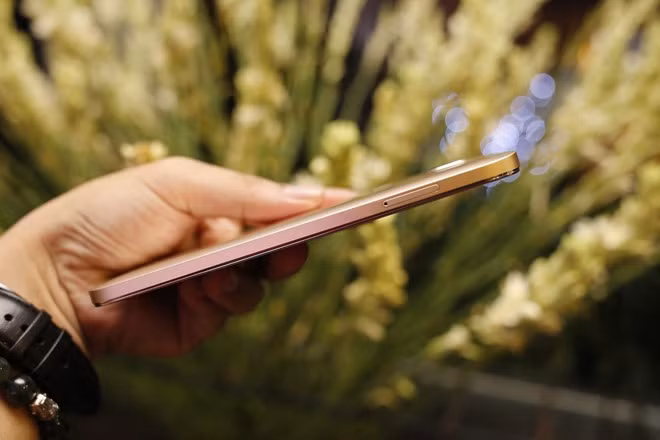 Với lượng pin 3.000 mAh, máy không quá dày và có kích thước vừa phải.