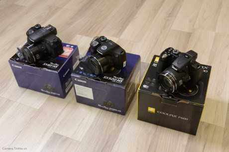  Một số máy ảnh Compact tốt từ 5 - 9 triệu Có ba chiếc máy compact dạng máy bắc cầu, kiểu dáng "hầm hố" như dáng máy DSLR, đa số là ống kính zoom và siêu zoom. Nikon Coolpix P6000: Cảm biến ảnh 16MP, Zoom 60x, LCD xoay lật đa chiều, giá khoảng 7.9 triệu. Canon SX520HS: zoom 52x, video Full-HD, LCD lật đa chiều, giá 5.5 triệu Canon SX60HS: Cảm biến 16MP, bộ xử lý Digic6, zoom 65x, LCD xoay lật đa chiều, giá: 9.5 triệu.